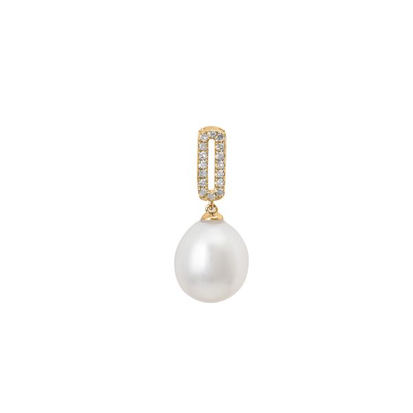 This beautiful 14 kt yellow gold necklace features a stunning pearl that dangles from an elongated oval that is accented with