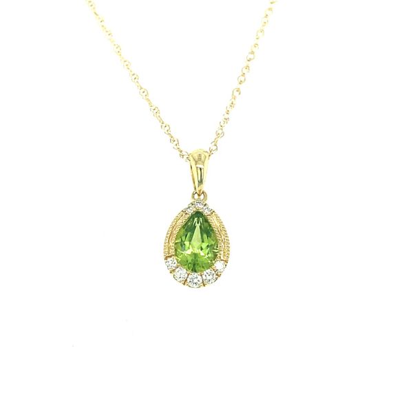 Peridot is the birthstone for August. Don't let this sweet birthstone pendant get away. This 14 kt yellow gold necklace featu