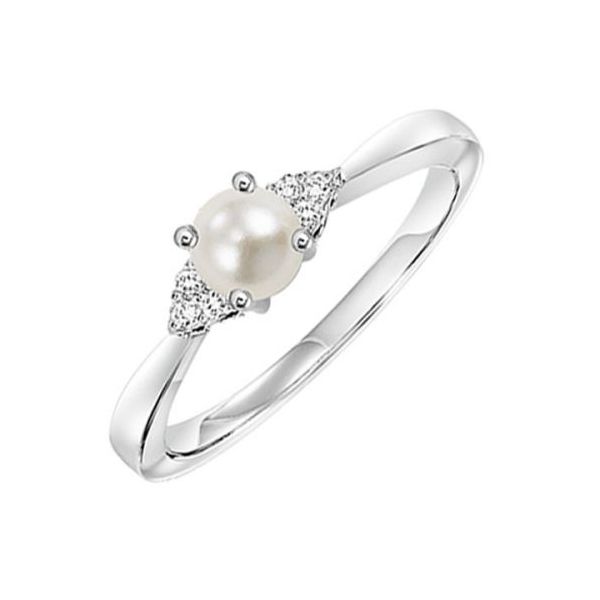 Our beautiful 10K White Gold 5 mm Pearl Ring is the perfect jewelry choice for your June  birthday. This ring is a great size